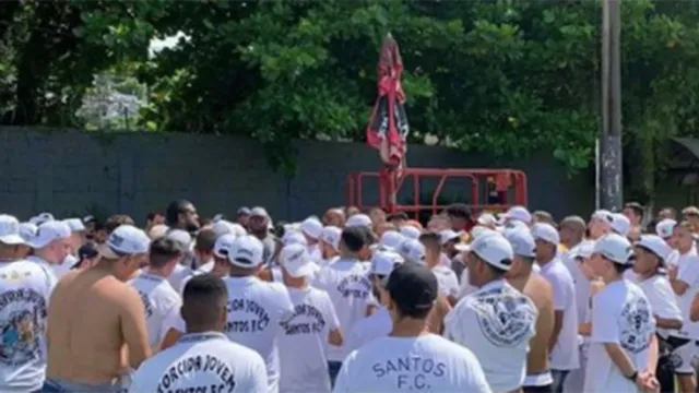 Imagem ilustrativa da notícia Torcida invade treino do Santos e cobra resultados