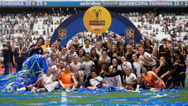 Imagem ilustrativa da notícia Corinthians é bi da Supercopa Feminina contra o Flamengo