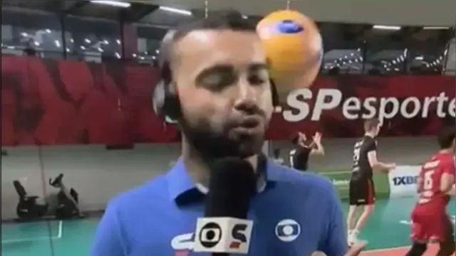 Imagem ilustrativa da notícia Vídeo: repórter da TV Globo leva bolada ao vivo em quadra