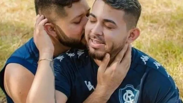Imagem ilustrativa da notícia Casal gay é atacado por ensaio com camisa do Clube do Remo