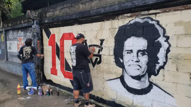 Imagem ilustrativa da notícia Vascaíno pinta muro em homenagem a Roberto Dinamite