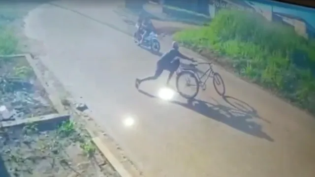 Imagem ilustrativa da notícia Vídeo: homem derruba mulher e crianças e rouba moto