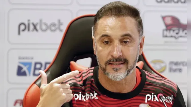 Imagem ilustrativa da notícia Flamengo viaja para Marrocos com racha entre Vidal e VP