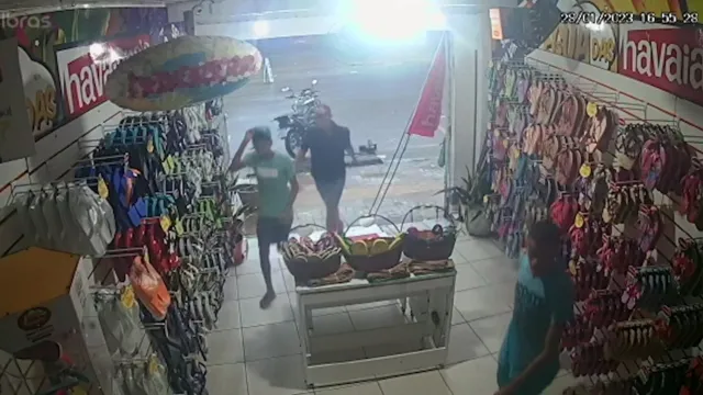 Imagem ilustrativa da notícia Trio armado é flagrado assaltando loja de sandálias em Belém
