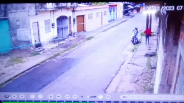Imagem ilustrativa da notícia Vídeo: mulher é assaltada por motociclista no Panorama