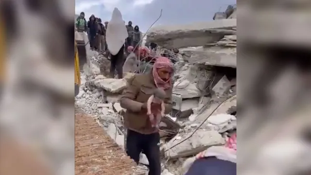 Imagem ilustrativa da notícia Vídeo: bebê nasce nos escombros e é resgatado na Síria