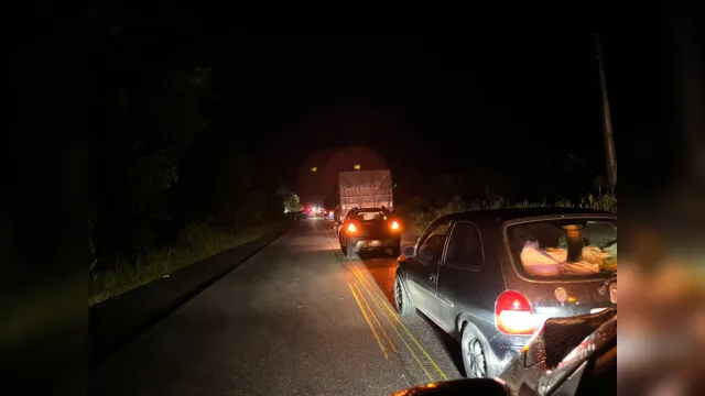 Imagem ilustrativa da notícia Vídeo: Caminhão bate de frente com carro na Alça Viária