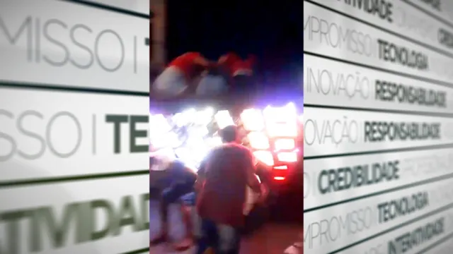 Imagem ilustrativa da notícia Vídeo: carretinha de som cai em cima de foliões em Marudá
