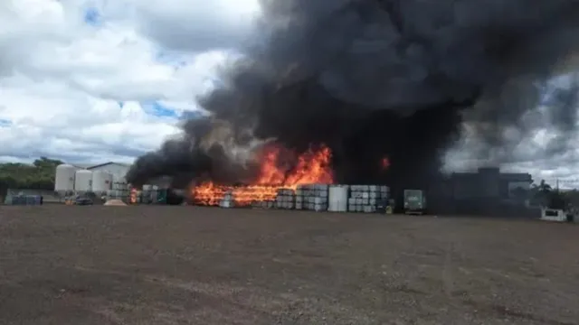 Imagem ilustrativa da notícia Vídeo: Incêndio atinge indústria química em Santa Catarina 