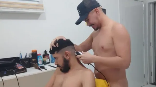 Imagem ilustrativa da notícia "Corto o cabelo e pinto": a barbearia em que todos ficam nus