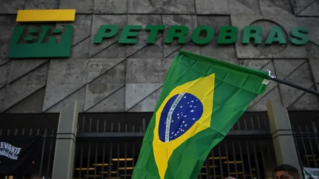 Imagem ilustrativa da notícia Petrobras reduz preço da gasolina para compensar impostos
