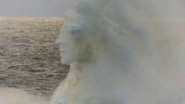 Imagem ilustrativa da notícia Fotógrafo captura "rosto humano" em onda do mar; veja!
