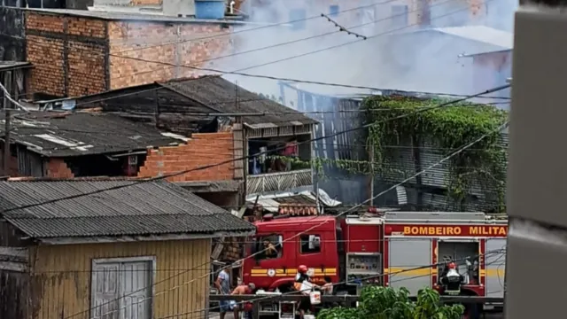 Imagem ilustrativa da notícia Incêndio atinge três casas no bairro da Pedreira, em Belém