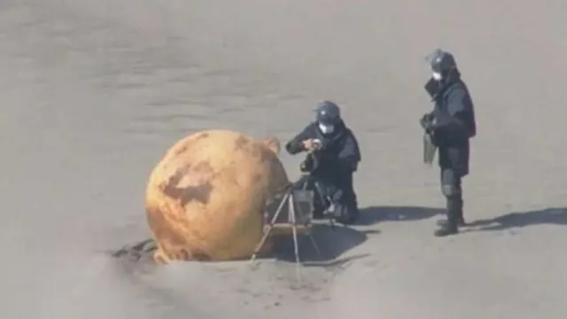 Imagem ilustrativa da notícia Bola de metal de 1,5 metro é encontrada em praia no Japão