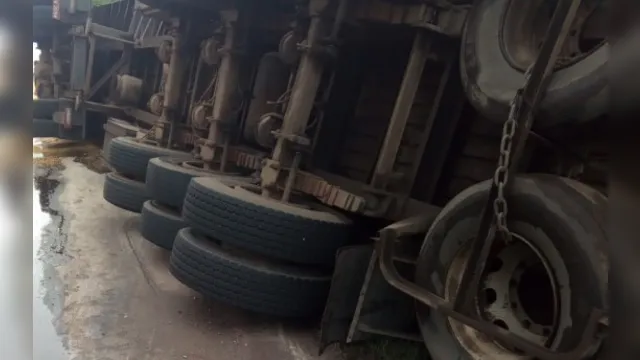 Imagem ilustrativa da notícia Caminhão tomba na estrada e tem a carga saqueada no Pará