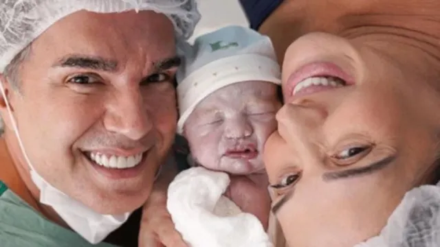 Imagem ilustrativa da notícia Claudia Raia e Jarbas deixam a maternidade com o bebê Luca