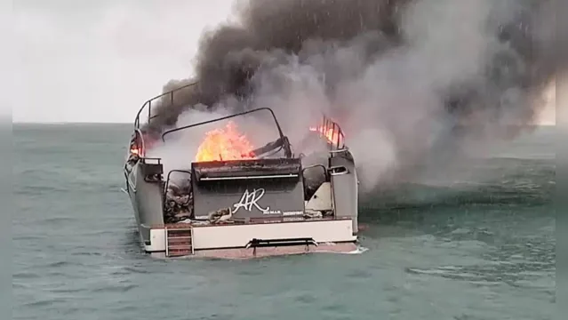Imagem ilustrativa da notícia Vídeo: lancha pega fogo com 9 pessoas a bordo em praia