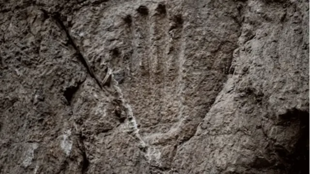 Imagem ilustrativa da notícia Fosso milenar guarda marca de mão misteriosa em Jerusalém