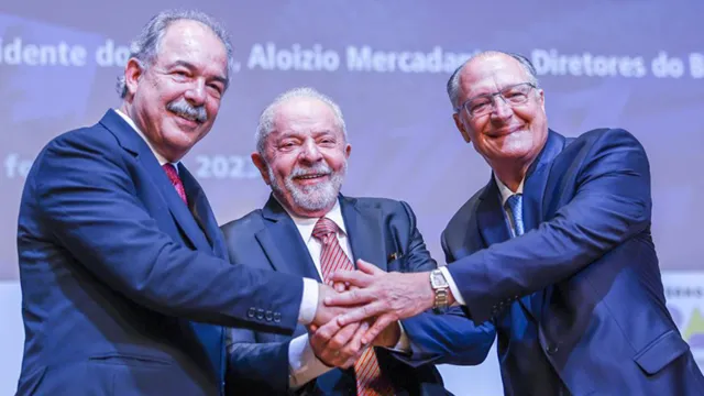 Imagem ilustrativa da notícia Vergonha esse aumento de juros, diz Lula em críticas ao BC