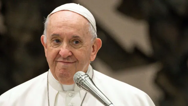 Imagem ilustrativa da notícia Papa diz que homossexualidade é pecado, não crime