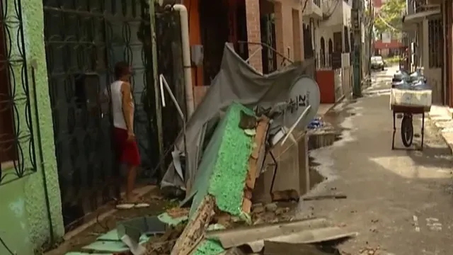 Imagem ilustrativa da notícia Vídeo: Marquise de casa desaba na Pedreira