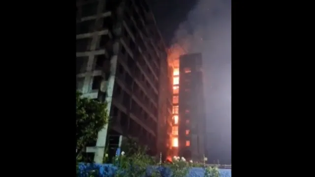 Imagem ilustrativa da notícia Vídeo: prédio de dez andares é consumido pelo fogo na BR-316
