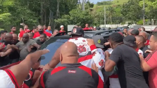 Imagem ilustrativa da notícia  Torcedores fazem protesto na frente do CT do Flamengo