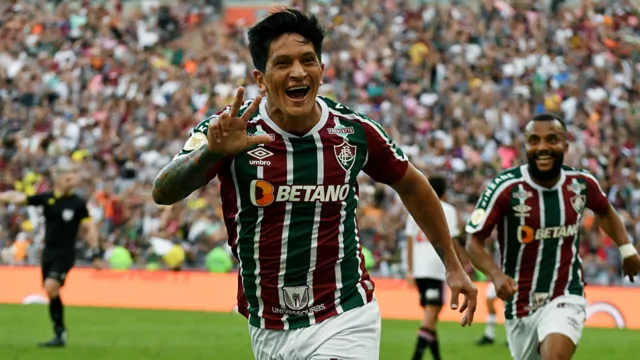 Imagem ilustrativa da notícia Fluminense vence com direito a hat-trick de German Cano