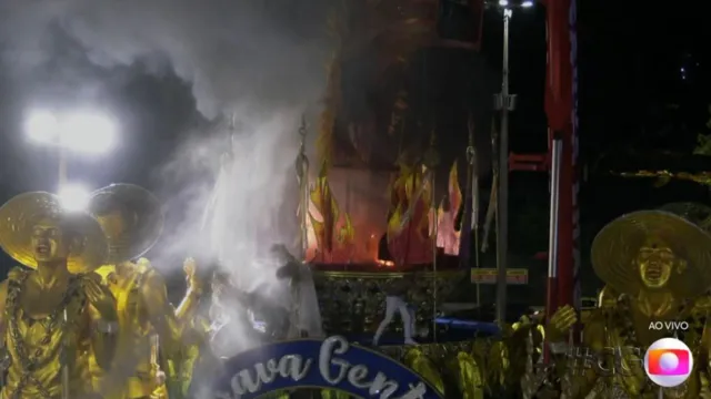 Imagem ilustrativa da notícia Vídeo: carro da Beija-Flor pega fogo e é retirado às pressas