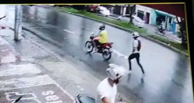 Imagem ilustrativa da notícia Vídeo: Dupla em moto tenta roubar homem na Marambaia 