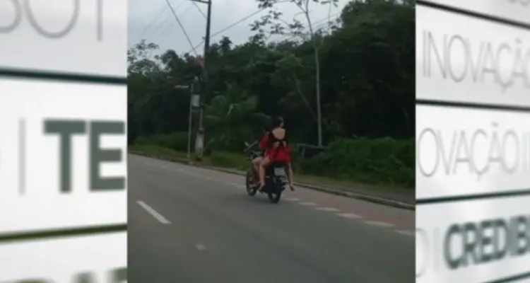 Imagem ilustrativa da notícia Motociclista é flagrado com duas mulheres em moto