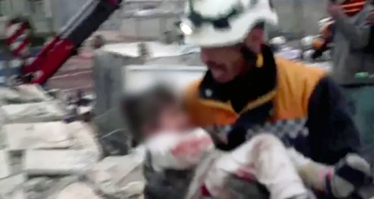 Imagem ilustrativa da notícia Vídeo: Criança é salva de escombros após terremoto na Síria 