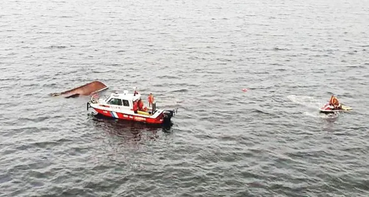 Imagem ilustrativa da notícia Barco afunda na baía da Guanabara e deixa 6 desaparecidos