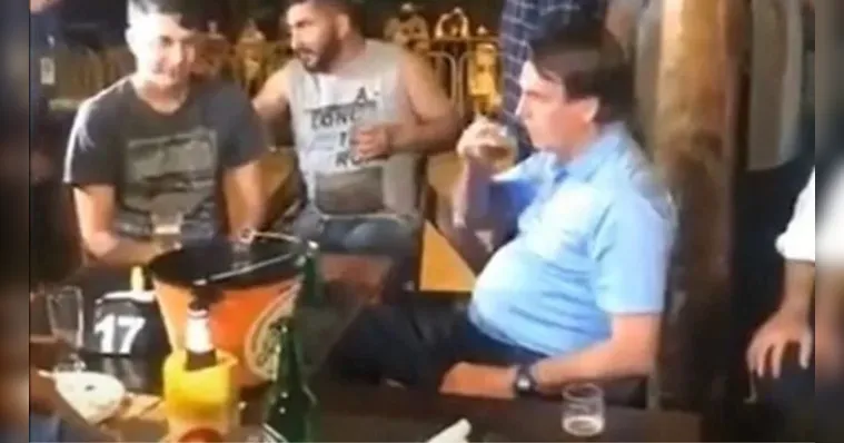 Imagem ilustrativa da notícia  Cartão corporativo de Bolsonaro tem até gastos com cachaça 
