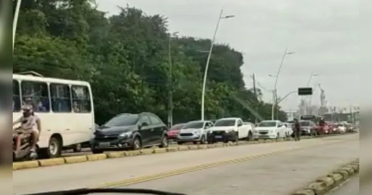Imagem ilustrativa da notícia Vídeo: assalto com refém deixa trânsito parado em Belém