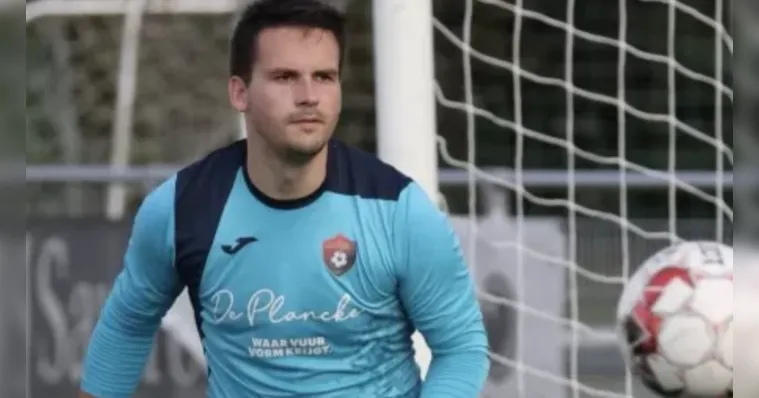 Imagem ilustrativa da notícia Futebol: goleiro morre aos 25 anos após defender pênalti 