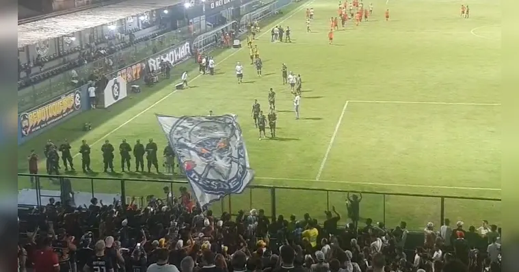 Imagem ilustrativa da notícia Vídeo: grupo de torcedores faz protesto após empate do Remo