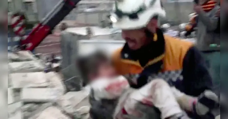 Imagem ilustrativa da notícia Vídeo: Criança é salva de escombros após terremoto na Síria 