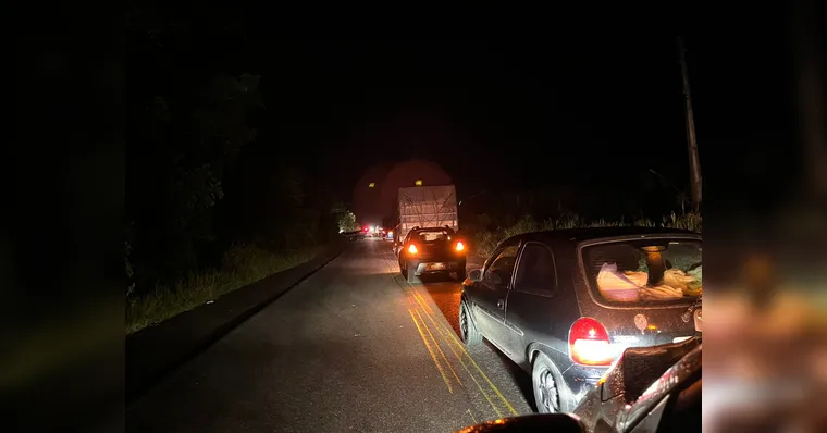 Imagem ilustrativa da notícia Vídeo: Caminhão bate de frente com carro na Alça Viária