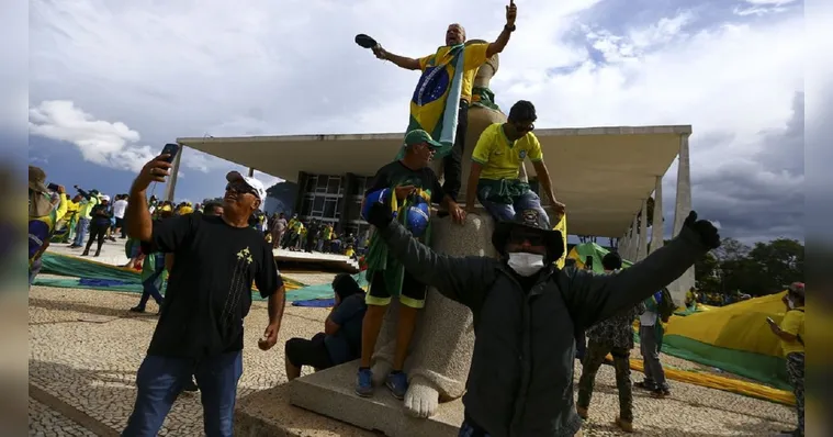 Imagem ilustrativa da notícia Veja imagens dos atos terroristas que abalaram Brasília