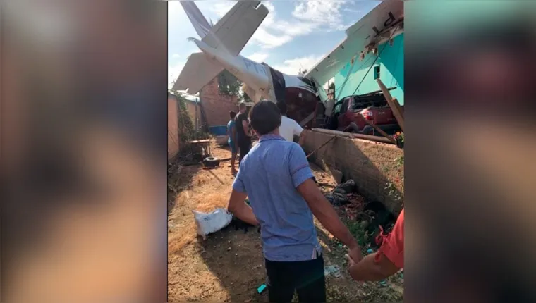 Imagem ilustrativa da notícia Vídeo: avião cai sobre casa no Pará e dois ficam feridos
