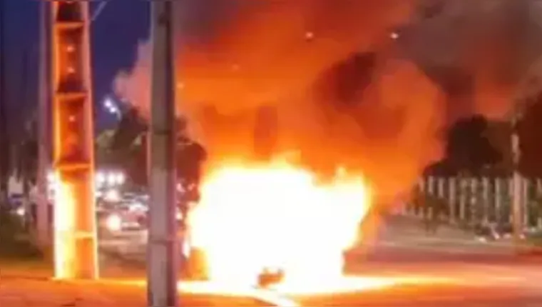 Imagem ilustrativa da notícia Mais um! Carro pega fogo na avenida João Paulo II, em Belém