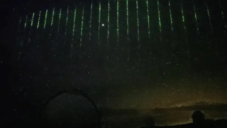Imagem ilustrativa da notícia Vídeo: "cortina" de luzes verdes surge no céu do Havaí