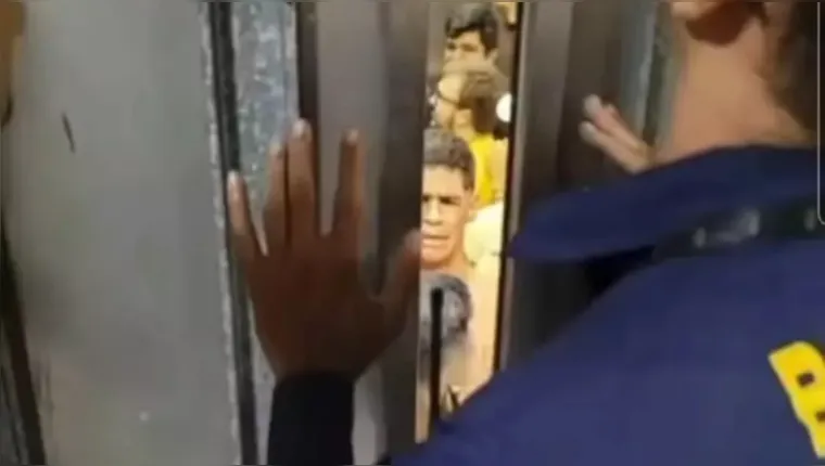 Imagem ilustrativa da notícia Luva de Pedreiro fica preso em elevador e se desespera