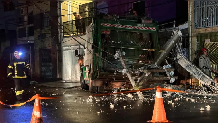 Imagem ilustrativa da notícia Belém: caminhão de coleta derruba poste e atinge casa 