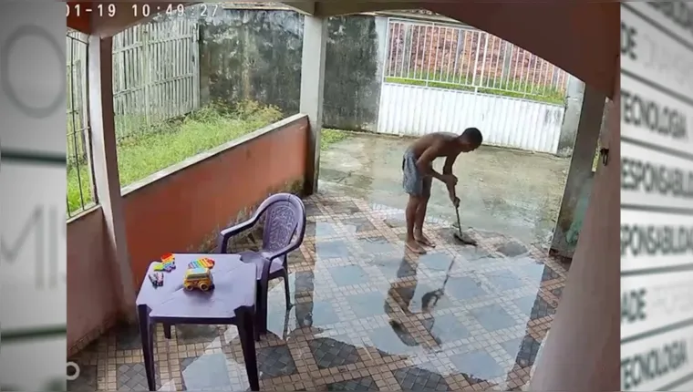 Imagem ilustrativa da notícia Vídeo: homem lava pátio após matar companheira a facadas