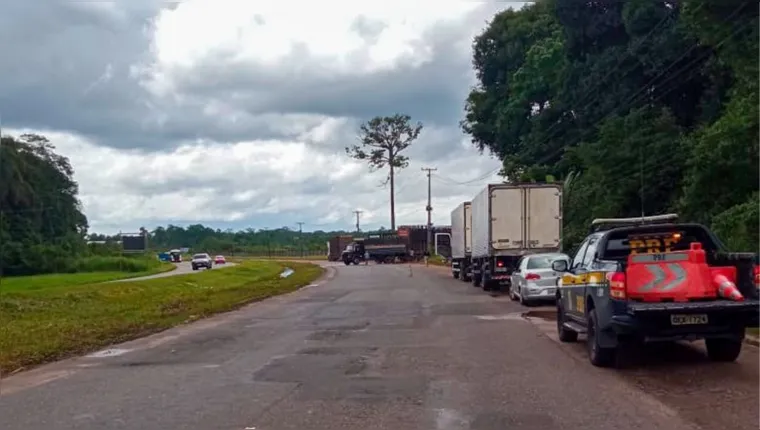 Imagem ilustrativa da notícia Acidente com caminhão deixa bois soltos na BR-316