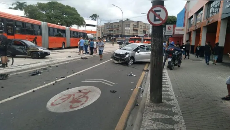 Imagem ilustrativa da notícia Carreta deixa rastro de destruição pelas ruas de Curitiba