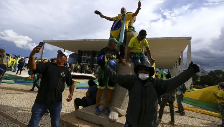 Imagem ilustrativa da notícia Veja imagens dos atos terroristas que abalaram Brasília