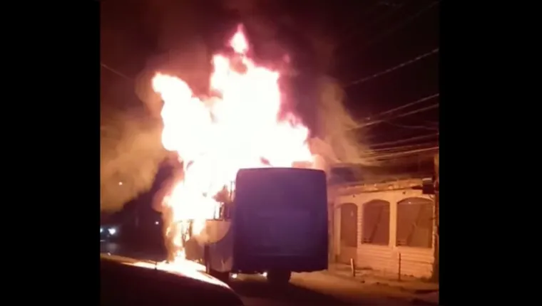 Imagem ilustrativa da notícia Vídeo: ônibus é consumido por chamas em rua de Ananindeua